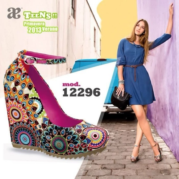 ANDREA FENZI Women's Multicolor Patterned Heels - Picture 5 of 9
